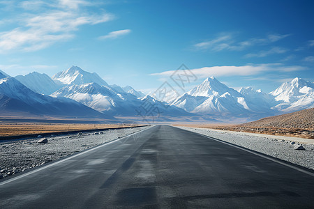 空旷的公路和山脉高清图片