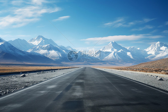 空旷的公路和山脉图片