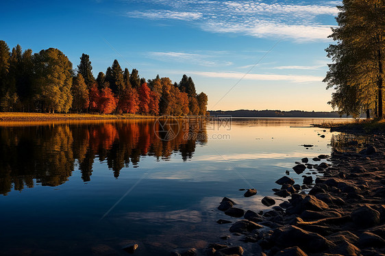 秋日的森林湖泊图片