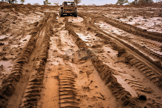 穿梭泥泞道路上的卡车图片
