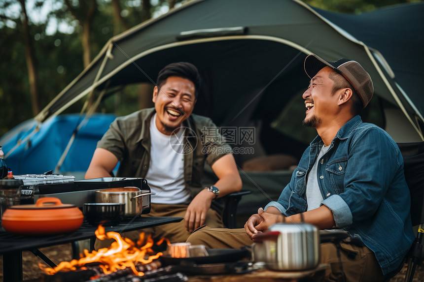 欢乐聚餐的露营烧烤图片