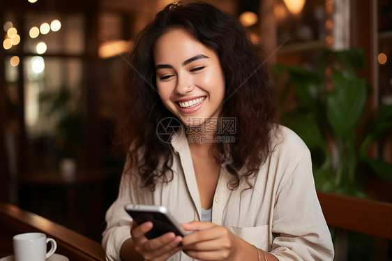 餐厅内看着手机微笑的女孩图片