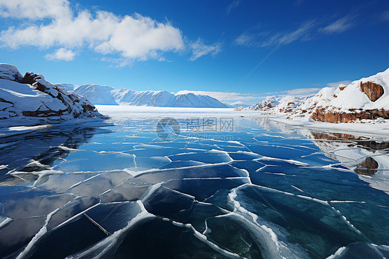 冰雪覆盖的湖畔图片