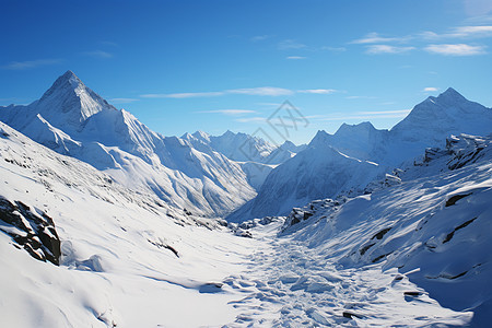 冰雪皑皑的山峰图片