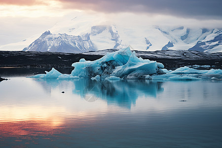 冰湖上漂浮的冰山图片