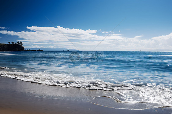 海滩上的波浪图片