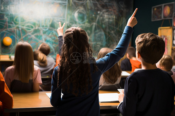 教室中举手的学生图片