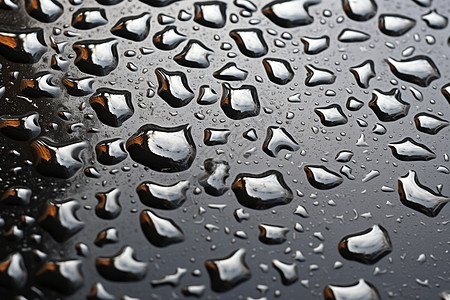 黑色表面的雨滴背景图片