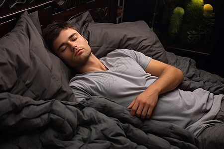 仙人掌旁边熟睡的男士图片