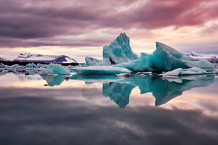 冰湖上的冰山图片