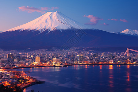 富士山下的城市背景图片