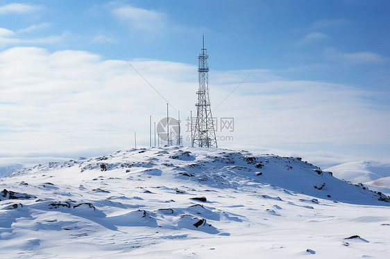 雪地上的无线电塔图片