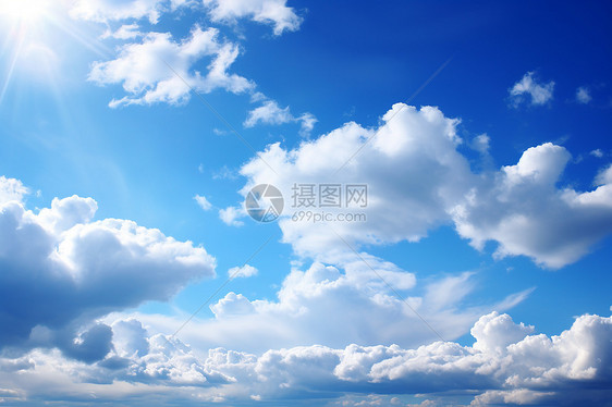 白云掠过天际图片