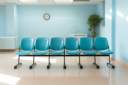 等候室时钟蓝椅与绿植图片