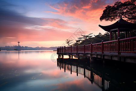 夕阳映湖图片