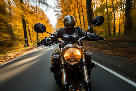 林间道路上的摩托车骑手图片