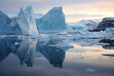 大海中漂浮的巨大冰山图片
