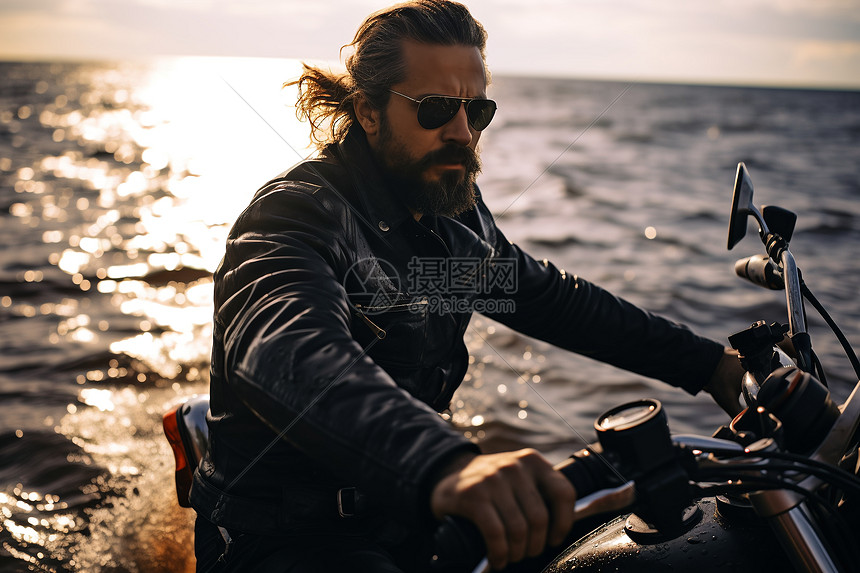 摩托车上的男子图片
