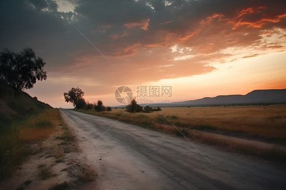 夕阳下的乡村小路图片