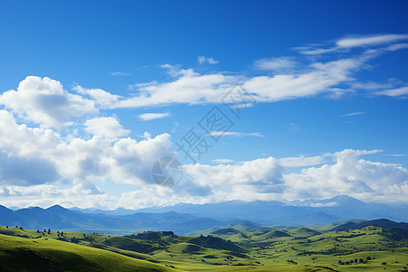山峦云海中的绿谷风光图片