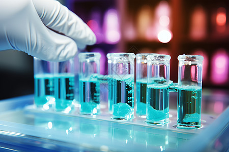 现代生物实验室中蓝色溶液图片