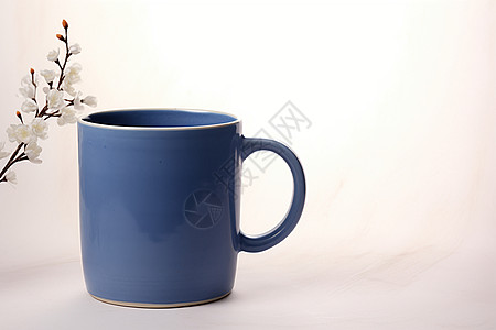 简约蓝色的陶瓷水杯背景图片