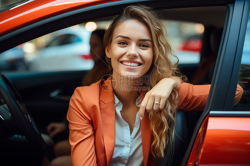 女子坐在车里图片