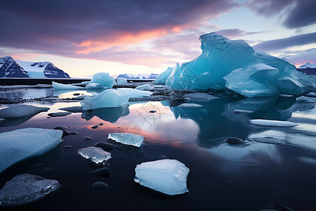 冰山浮于海面图片