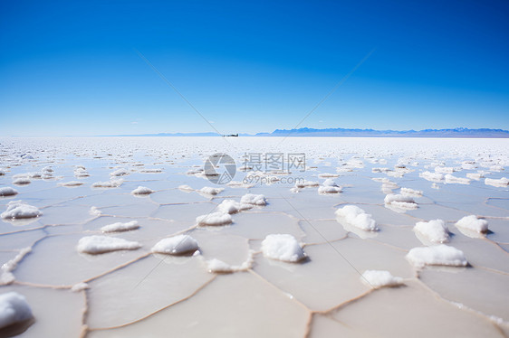 湖水里的盐矿图片