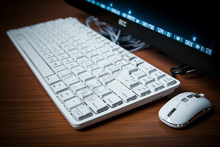 桌子上的键盘鼠标和显示器图片