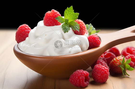 美味的奶油莓果酸奶图片