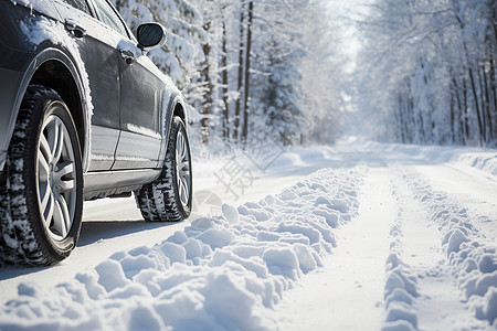 俯视道路雪林中的车背景