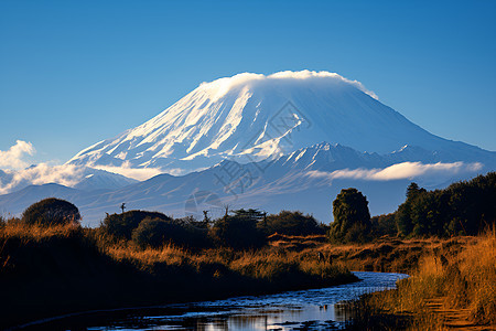 湖面前有山峰背景图片