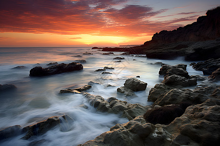 日落下的岩石海滩图片