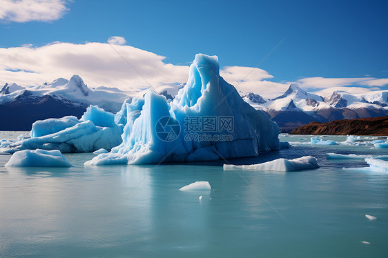 湖上的巨大冰山图片