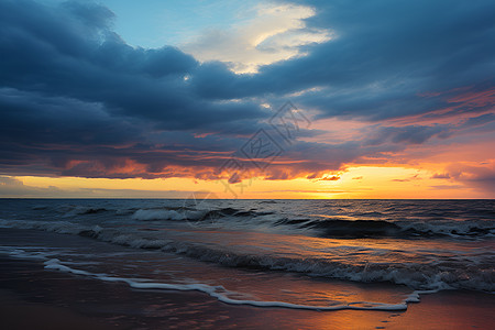 夕阳下的海浪图片