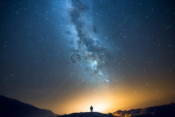 星空下的山坡图片