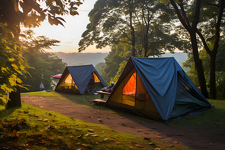 日出露营地的帐篷背景图片