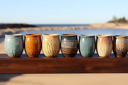不同纹理的陶瓷水杯背景图片