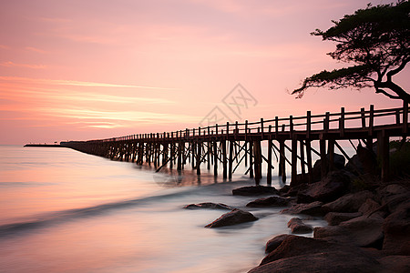 夕阳下的长木桥图片