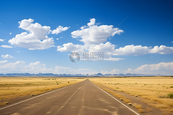 蓝天白云下的空旷道路图片