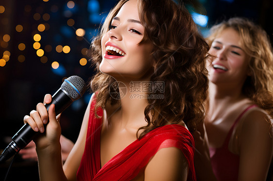 拿着话筒唱歌的女人图片