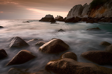 夕阳拂照的岩石海滩图片