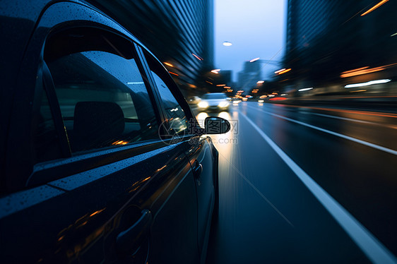 夜晚道路上行驶的车辆图片