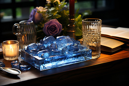 桌面上的蓝色水晶和蜡烛图片