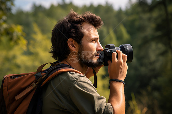 探险者在森林中拍照图片