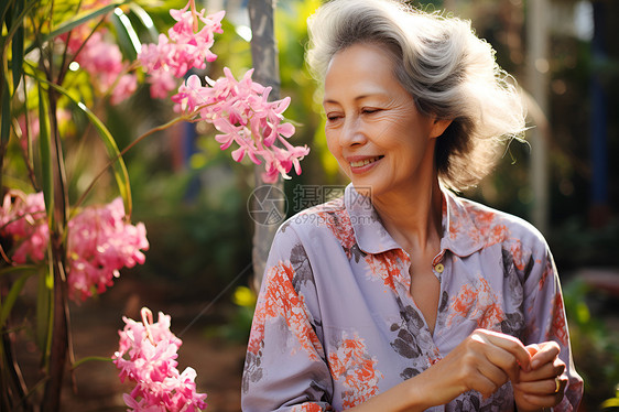 花前微笑的老年女人图片