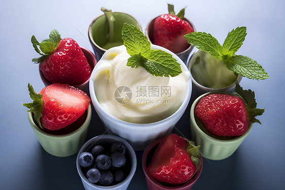 奶香四溢的草莓冰淇淋图片