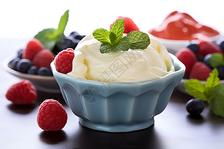 清凉解暑的草莓冰淇淋图片