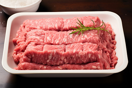 新鲜的烹饪肉馅食材图片